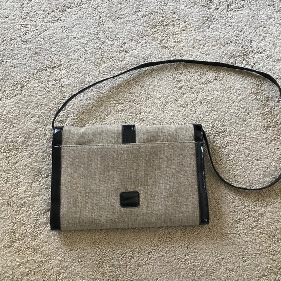 Liz Claiborne Spring Ahead Straw/Blk Patent Clutch - Picture 4 of 15